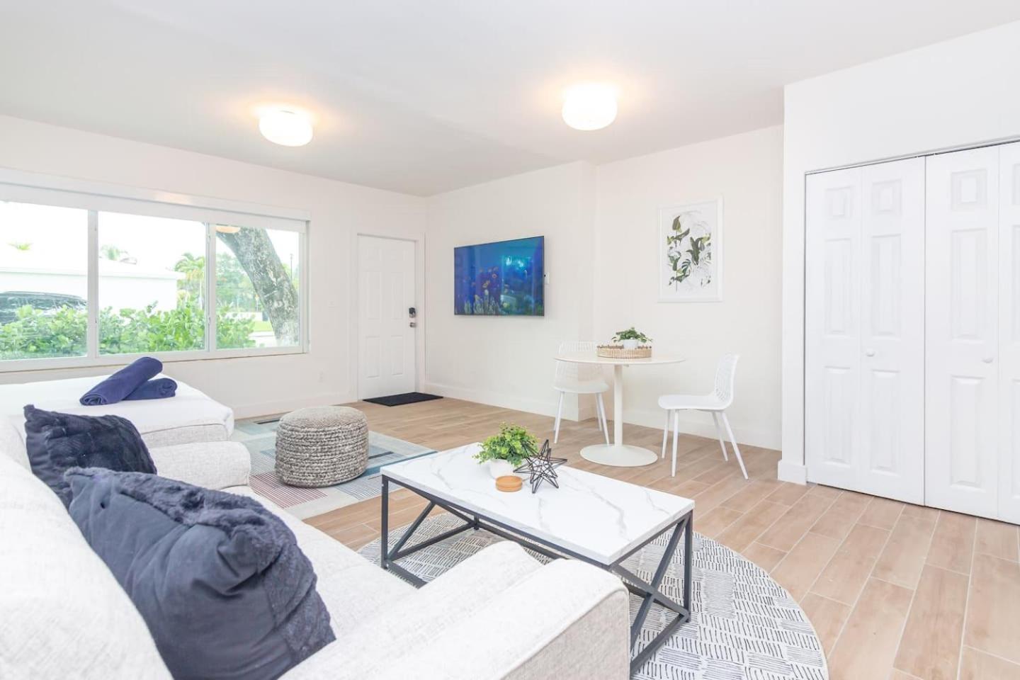 Large Stylish Studio Apartment In El Portal #3 Miami Buitenkant foto