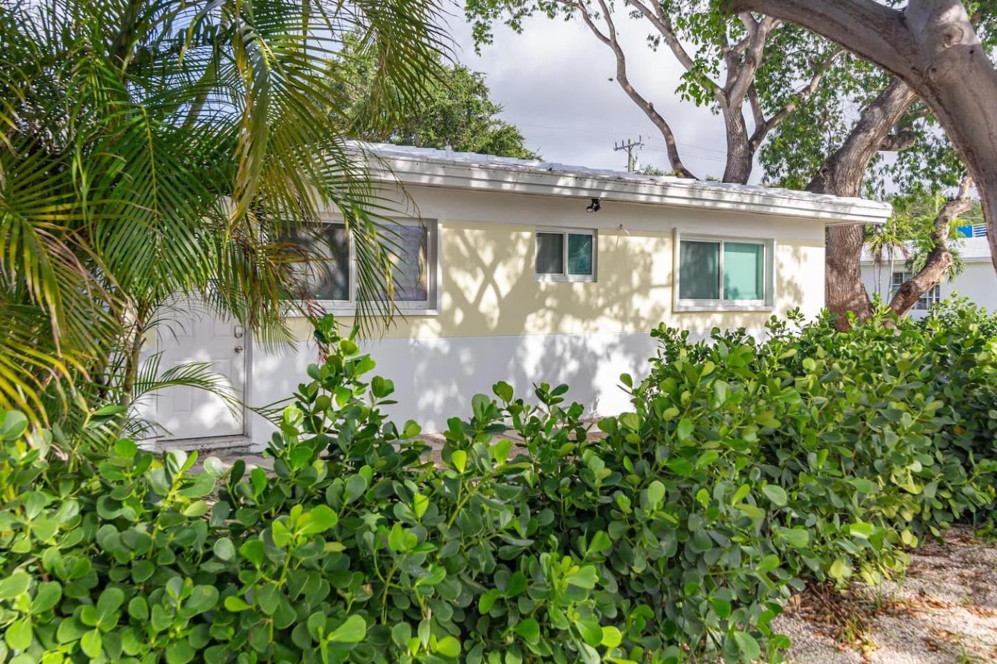 Large Stylish Studio Apartment In El Portal #3 Miami Buitenkant foto